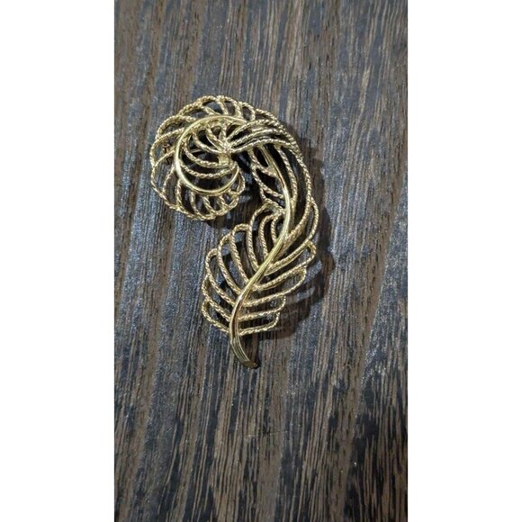 Vintage  Gerrys Ornate Gold Feather Brooch Pin - 3 Inches - Costume Jewelry - Picture 2 of 7
